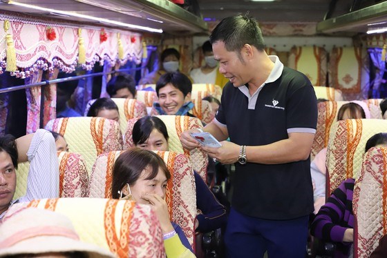 Free coach helps workers return home for Lunar New Year hinh anh 1