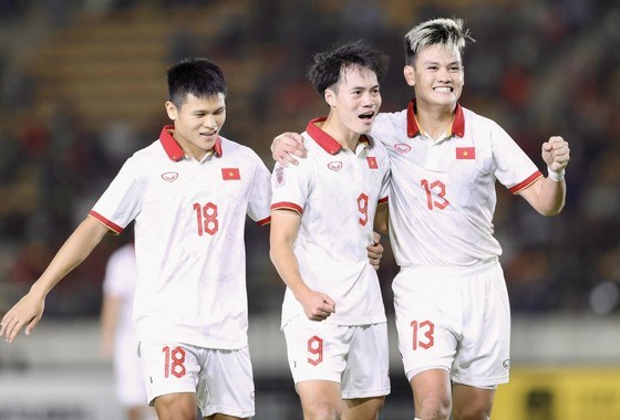 Vietnam remains in FIFA's top 100 hinh anh 1