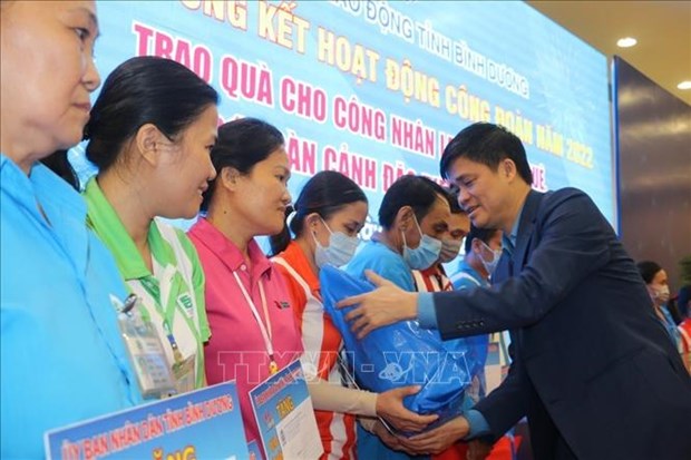 Thousands of disadvantaged labourers in Binh Duong supported to get home for Tet hinh anh 1