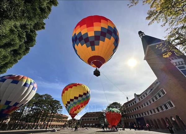 First Da Lat hot air balloon festival fascinates visitors hinh anh 1