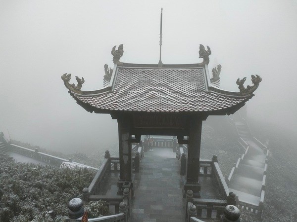 Snow covers top of Mount Fansipan hinh anh 3