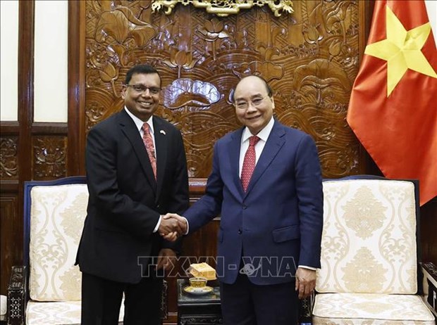 President receives outgoing ambassadors of Sri Lanka, Cambodia hinh anh 1