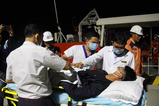 Sick Chinese sailor brought ashore for treatment in Khanh Hoa hinh anh 1