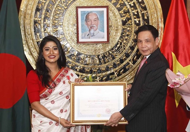 Three Bangladeshis awarded for promoting relations with Vietnam hinh anh 1