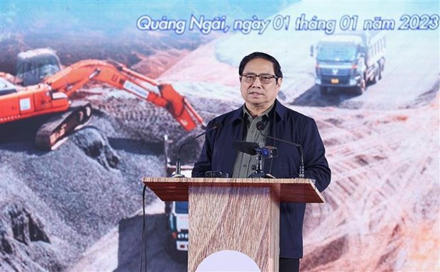 PM orders to start work on north-south expressway’s 12 components hinh anh 1