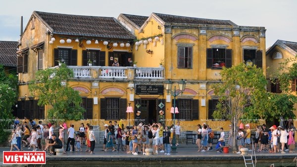Tourists flock to Hoi An during New Year holiday hinh anh 1
