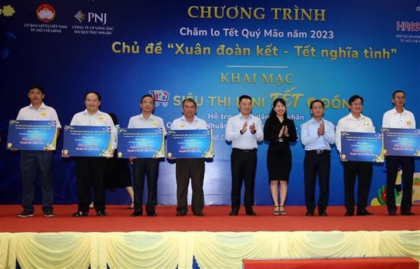 HCM City cares for disadvantaged people, policy beneficiaries ahead of Tet hinh anh 2
