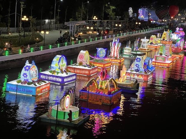 Can Tho: Lantern festival lights up Ninh Kieu night hinh anh 1