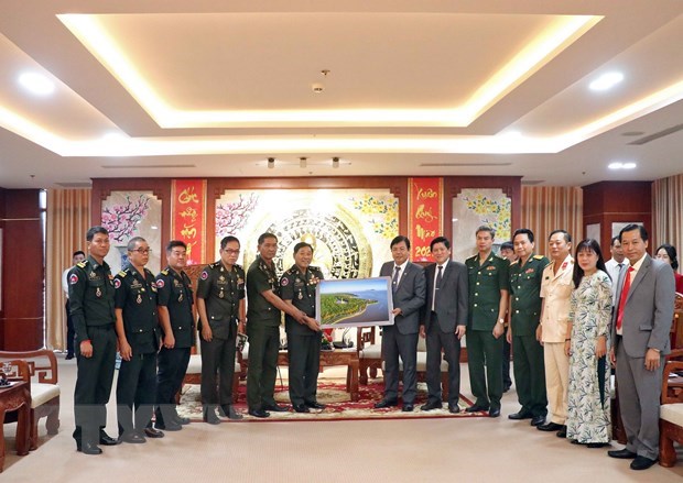 Cambodian Army’s Guard High Command extends Tet wishes to Ca Mau, Hau Giang hinh anh 1