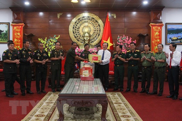 Cambodian Army’s Guard High Command extends Tet wishes to Ca Mau, Hau Giang hinh anh 2