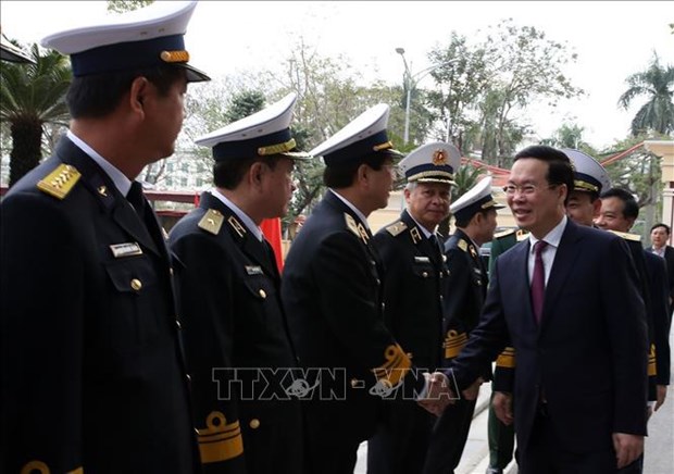 Party, Government leaders pay pre-Tet visits to navy, disadvantaged people hinh anh 1