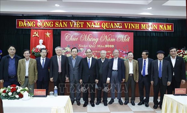 President meets retired leaders of central localities hinh anh 2
