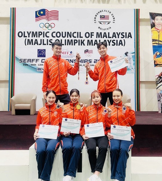 First gold medal of 2023 goes to fencing team hinh anh 1
