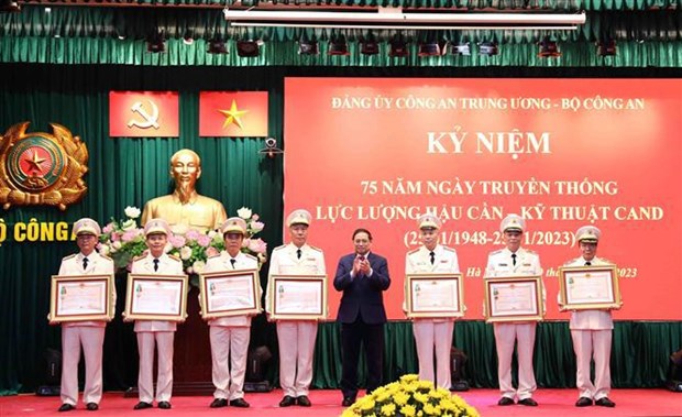 PM congratulates public security's Logistics-Engineering force on traditional day hinh anh 2