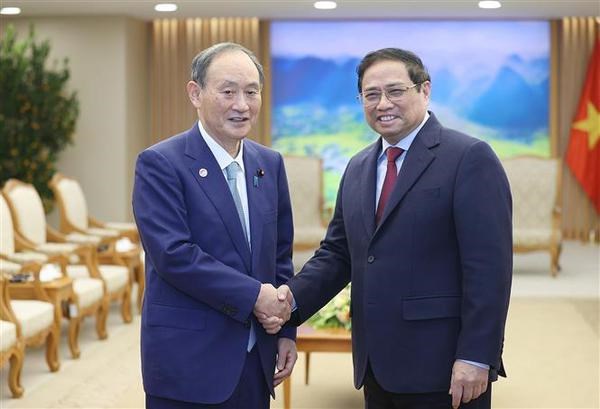 Government leader receives former Japanese PM Suga Yoshihide hinh anh 1