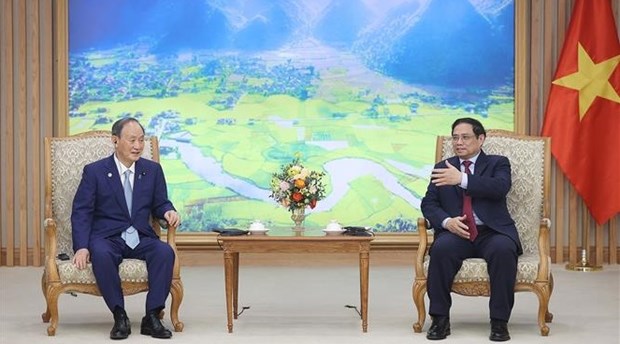 Government leader receives former Japanese PM Suga Yoshihide hinh anh 2