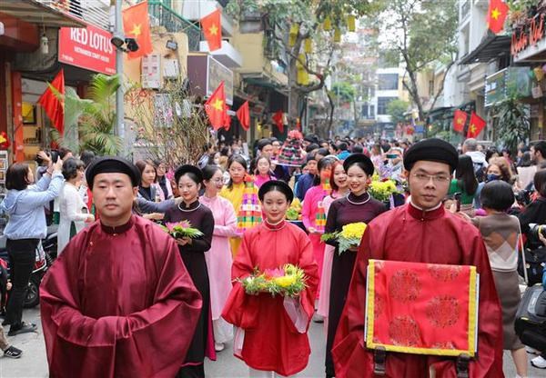 PM directs intensifying efforts to prevent COVID-19 during Tet Festival hinh anh 2