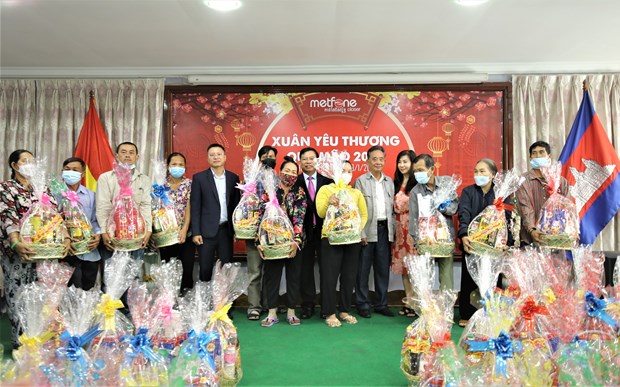 Vietnamese people in China, Cambodia mark Lunar New Year hinh anh 2