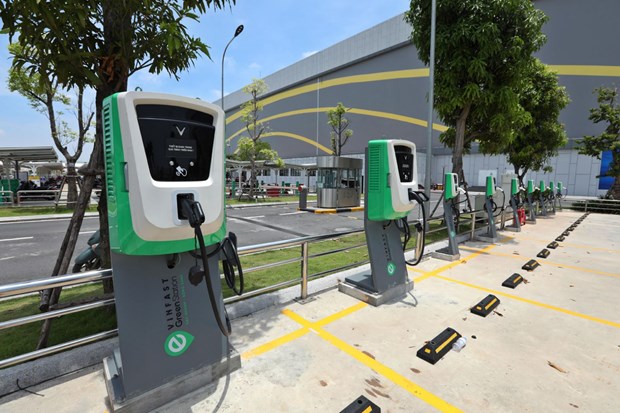 Ministry calls for early issuance of standards, regulations on charging stations hinh anh 1