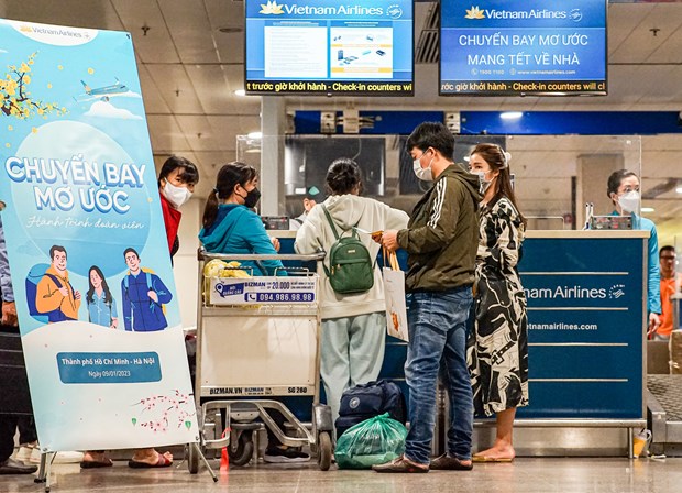 Over 100 disadvantaged workers return home for Tet on Vietnam Airlines free flight hinh anh 1