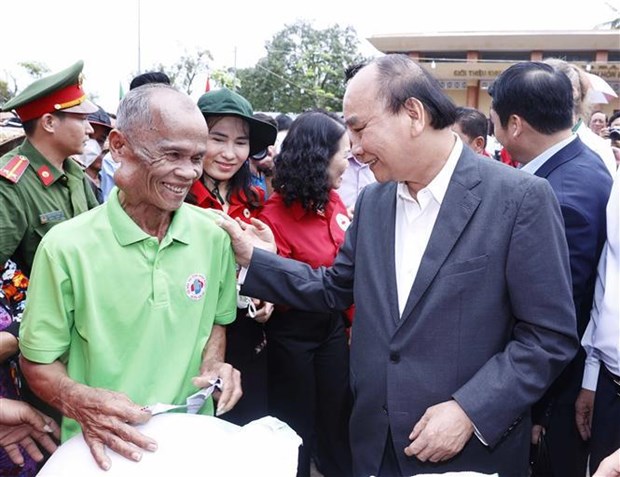 President presents Tet gifts to poor, disadvantaged households in Kien Giang hinh anh 1
