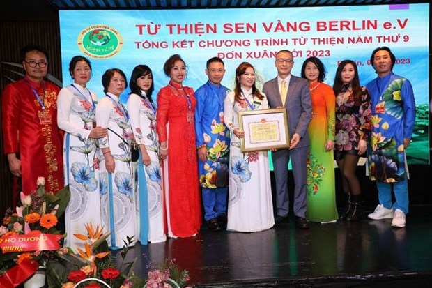 Vietnamese charity foundation in Berlin helps disadvantaged people hinh anh 1