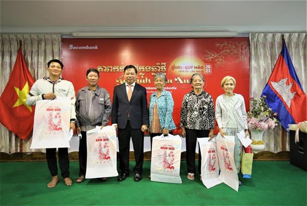 Tet presents given to revolution contributors, poor people in Cambodia hinh anh 1