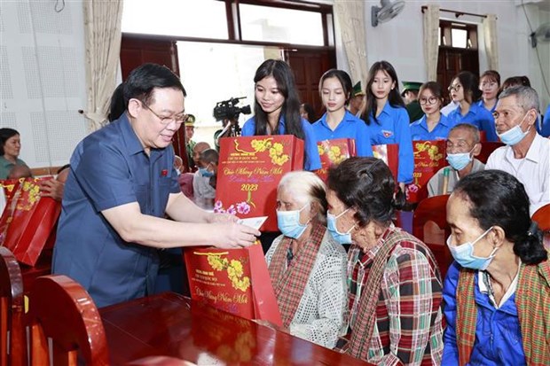 NA Chairman presents Tet gifts to poor households in An Giang hinh anh 1