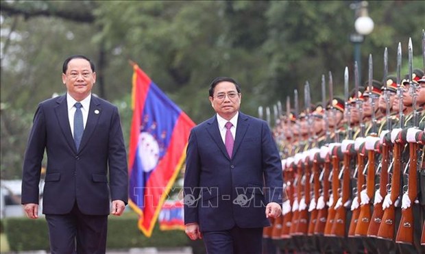 Vietnamese PM’s visit grabs headlines of Lao media hinh anh 1