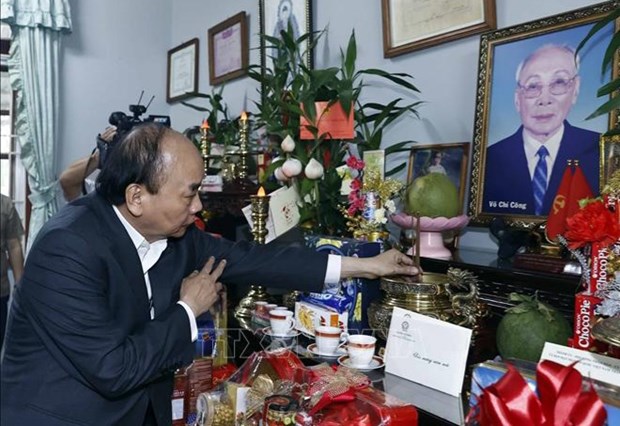 President pays pre-Tet visit to families of late Party, State leaders hinh anh 1