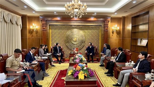 US Ambassador visits Quang Tri, discusses war aftermath alleviation hinh anh 1