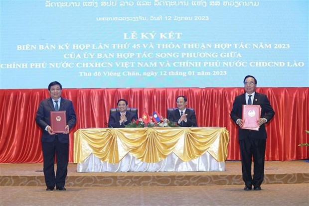 Vietnamese, Lao PMs co-chair Inter-Governmental Committee’s meeting hinh anh 2