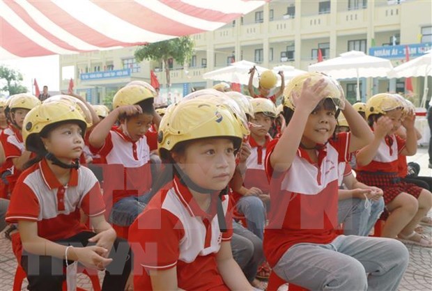 Honda Vietnam to present 620,000 helmets to school children hinh anh 1