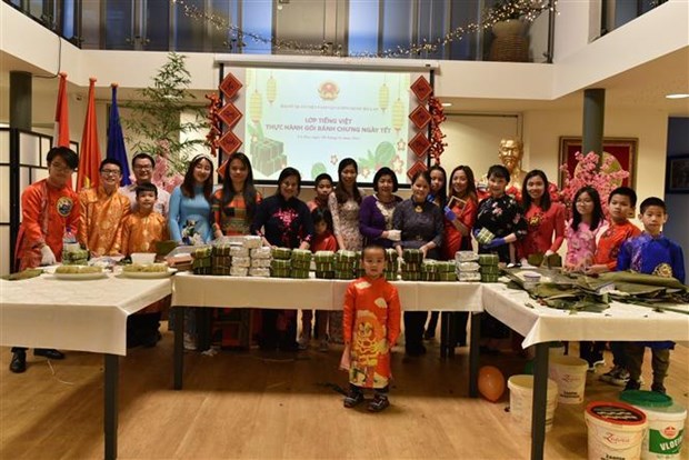 Young OVs in the Netherlands celebrate traditional Lunar New Year hinh anh 1