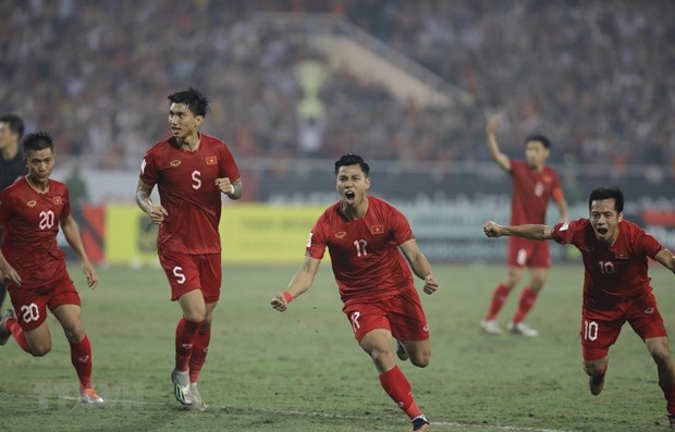 Vietnam keep AFF Cup title hope with late goal against Thailand in final hinh anh 1