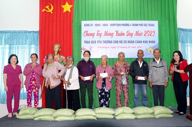 Rice aid delivered to the needy ahead of Tet in Soc Trang hinh anh 1