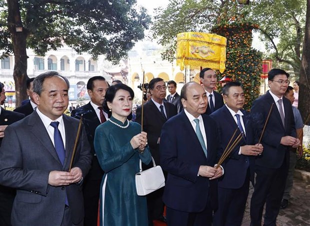 President, overseas Vietnamese offer Lunar New Year incense hinh anh 1