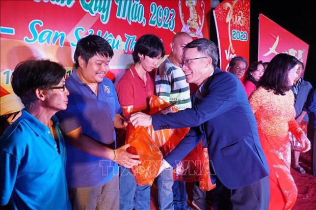Programme brings early Tet asmosphere to OVs in Laos hinh anh 1