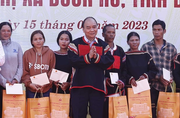 President gives gifts to disadvantaged people, students in Dak Lak hinh anh 1