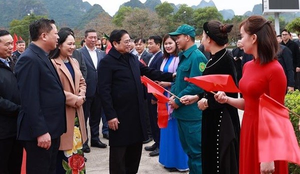 PM pays pre-Tet visit to northern border Cao Bang province hinh anh 1