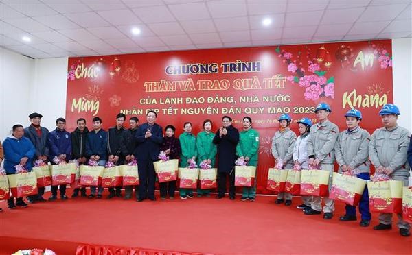 PM pays pre-Tet visit to northern border Cao Bang province hinh anh 2