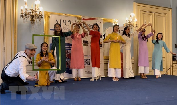 Tet celebration introduces Vietnamese culture in Paris hinh anh 1