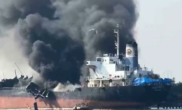 Dozens wounded from oil tanker explosion in central Thailand hinh anh 1