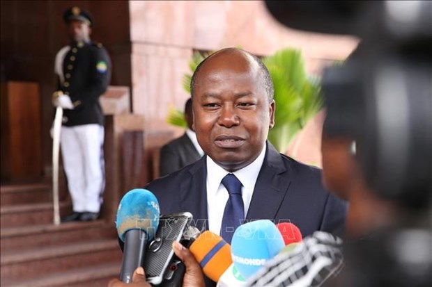 Prime Minister Pham Minh Chinh congratulates Gabonese Republic’s new PM hinh anh 1