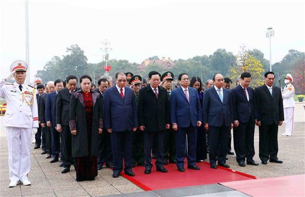 Leaders pay tribute to President Ho Chi Minh on Tet occasion hinh anh 2