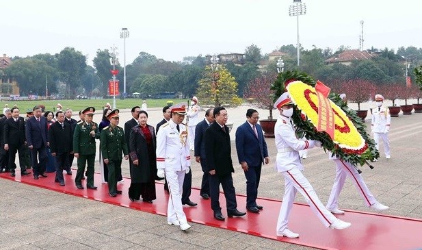 Leaders pay tribute to President Ho Chi Minh on Tet occasion hinh anh 1