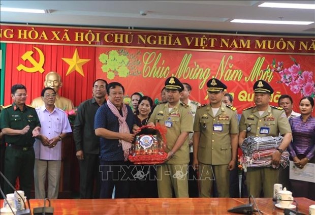 Cambodian delegation pays pre-Tet visits to Vinh Long province hinh anh 1