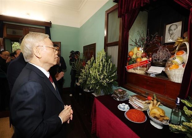 Party leader offers incense in commemoration of late President Ho Chi Minh hinh anh 1