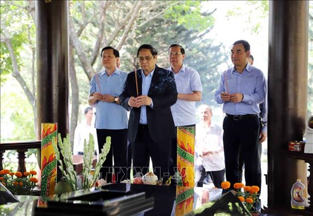 PM pays respect to late government leaders hinh anh 3