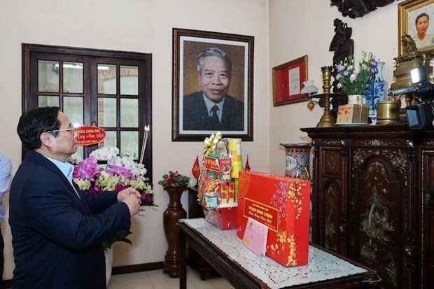 PM pays respect to late government leaders hinh anh 1